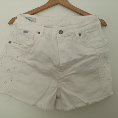 Weisse Jeans-Shorts mit Stickerei
