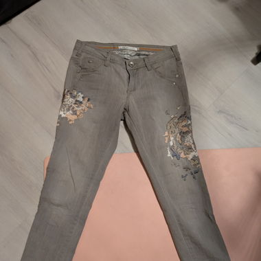 Graue Jeans