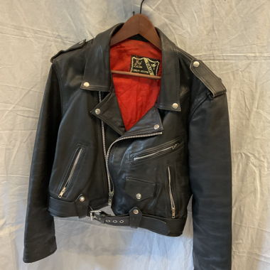 Schwarze Leder-Bikerjacke mit Gürtel