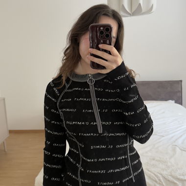 Schwarzes, figurbetontes Longsleeve mit Text-Print