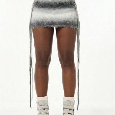 Ensemble de mini-jupe duveteuse grise