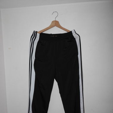 Adidas Jogginghose mit Knöpfen auf der Seite