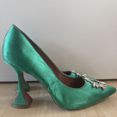 Gruene Satin-Pumps mit Absatz