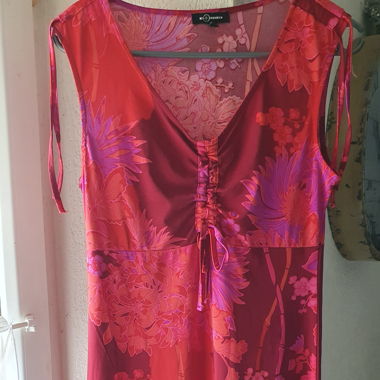 Robe mi-longue aux couleurs vives