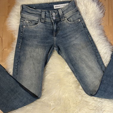 Blauer Bershka-Jeans