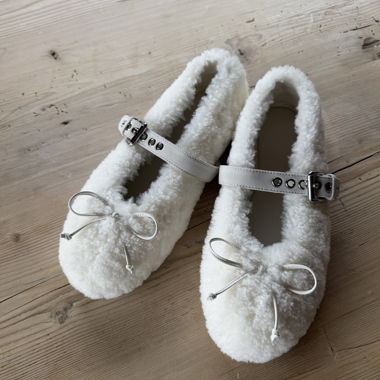Weiße Pelz-Ballerinas