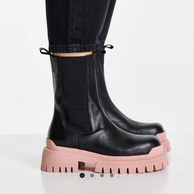 Schwarze Stiefel mit dicken rosa Profilsohlen