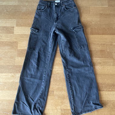 Dunkle Cargo Jeans