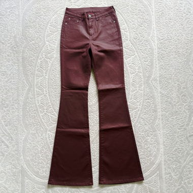 Pantalon évasé en faux cuir bordeaux