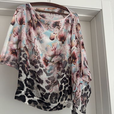 Bluse mit Blumenmuster und Fledermausärmeln