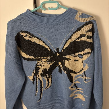 Maglione blu con motivo farfalla