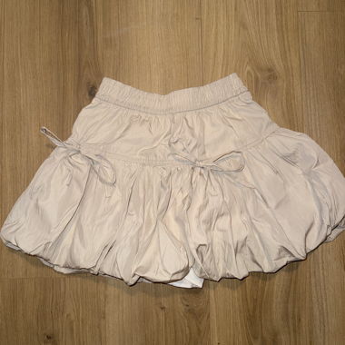 Jupe courte bouffante en beige, taille 34