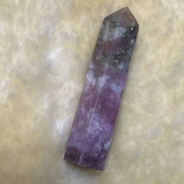 Obelisk in Violett-Grau mit natürlicher Zeichnung