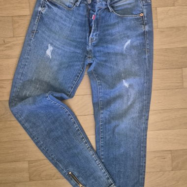 Jeans con dettagli con zip