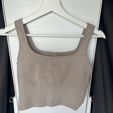 Top sportivo beige corto con spalline larghe