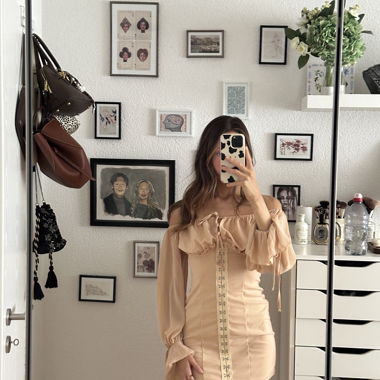 Mini abito beige spalle scoperte