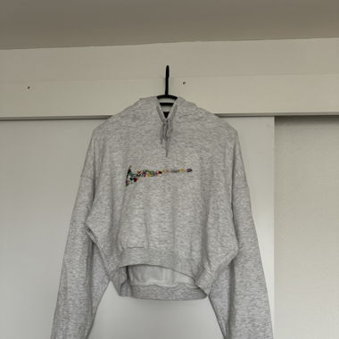 Cropped Hoodie mit selbstgesticktem Logo