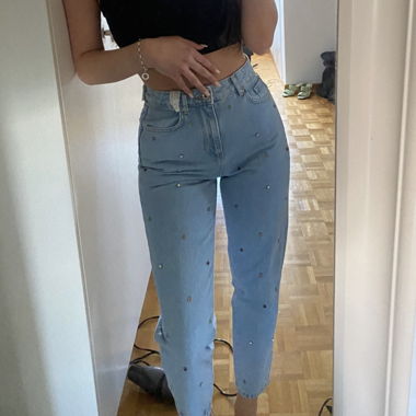 Jeans mit Steinen