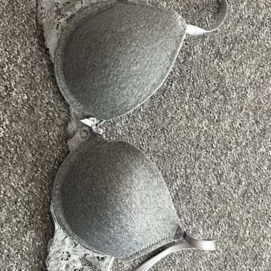 Soutien-gorge gris en dentelle