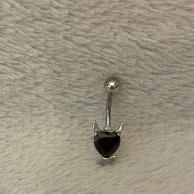 Piercing all'ombelico con pietra nera