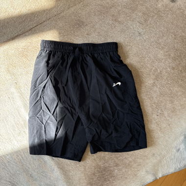 Schwarze kurze Sportshorts