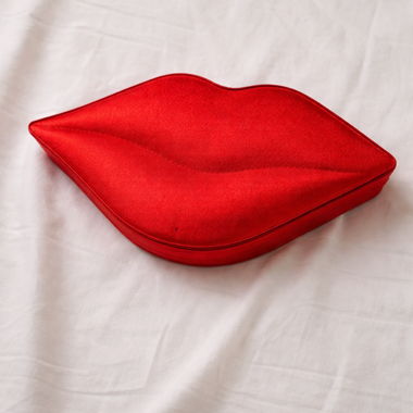 Scatola porta‑gioie rossa a forma di labbra