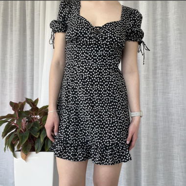 Robe courte noire à fleurs avec manches bouffantes