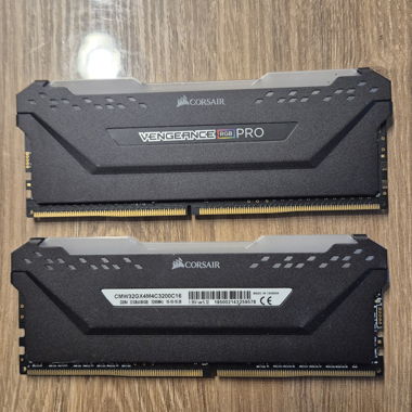 32 GB RAM - Corsair Vengeance RGB Pro DDR4-3200