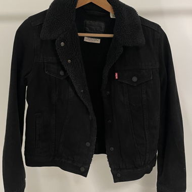 Giacca trucker in jeans Levi's con sherpa
