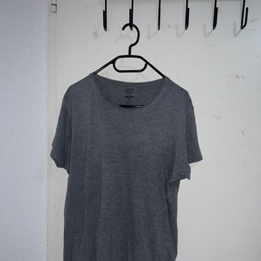 Einfaches graues T-Shirt