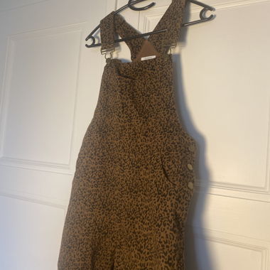 Leoparden-Latzhose