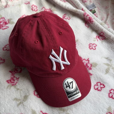 Dunkelrote Cap