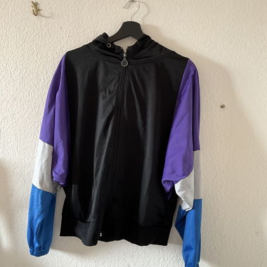 Hoodie noir à manches contrastées