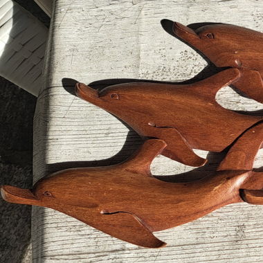 Wood delphines