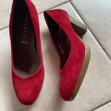 Escarpins rouges en daim