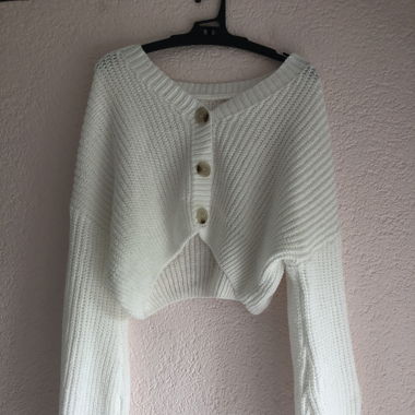 Weisser Strickpullover mit Knöpfen