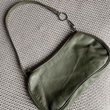 Umhängetasche aus grünem Leder