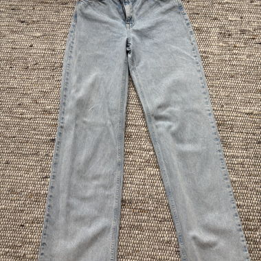 Straight-leg jeans
