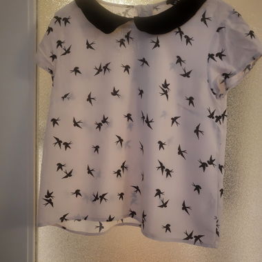 Camicia bianca con stampa di uccelli