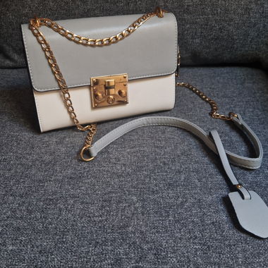 Graue Crossbody-Tasche