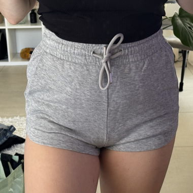 Graue Shorts