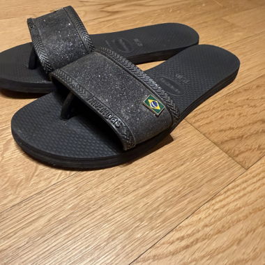 Schwarze Badesandalen