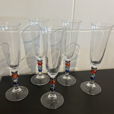 5 stemmed champagne glasses