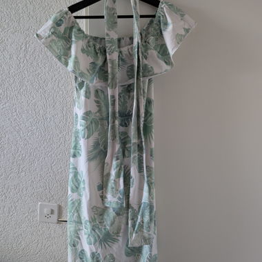 Tropenkleid mit Carmen-Ausschnitt