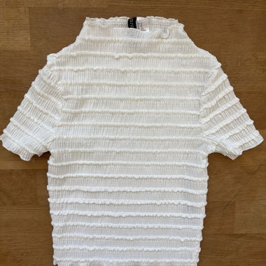 Top bianco con volant e maniche corte