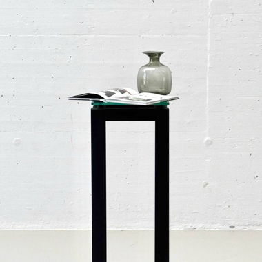 Hoher Beistelltisch mit Glasplatte &Metallgestell 