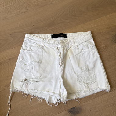 Weisse Jeans-Shorts mit Used-Look