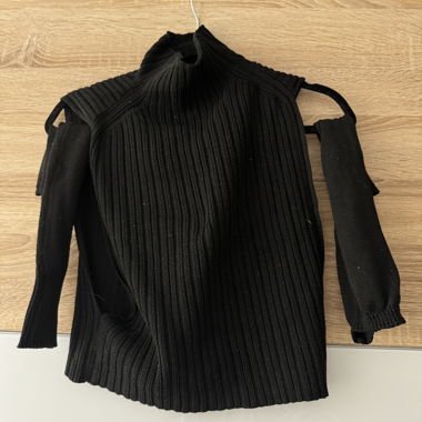 Pull en maille noir avec manches à découpes