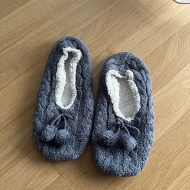 Pantofole imbottite con pompon