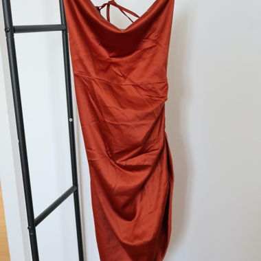 Abito in raso rosso